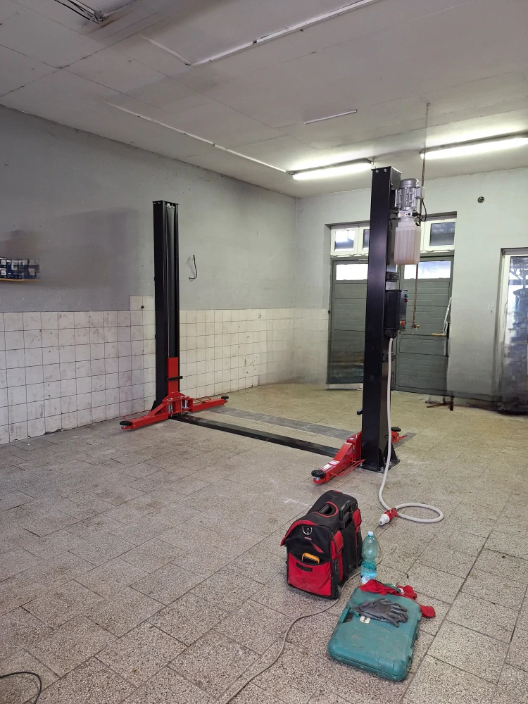 Dvousloupový zvedák SF-B4000ES rozbalený