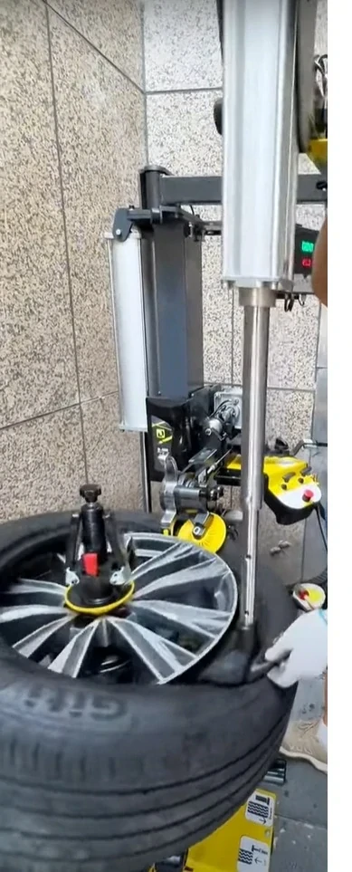 DALI D-550 superautomatická zouvačka s upnutím do středu kola, helperem a aut. montážním palcem - předváděcí kus