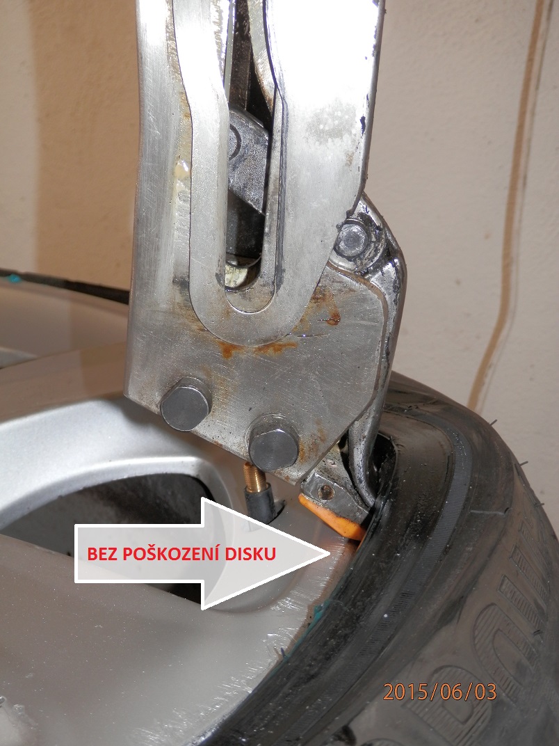 Přezutí pneu včetně vyvážení osobních kol 17" až 19" se zvednutým autem na zvedáku